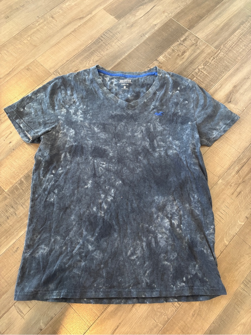 Hollister Men's Charcoal Navy Tie-Dye V-Neck Tee